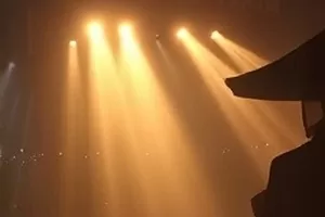 《星轨列车》剧照,环形车厢与流动光带