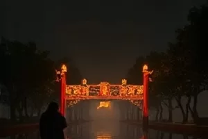 《荒漠邮差》剧照,摩托车驶过戈壁土路