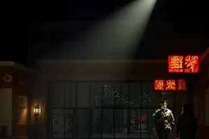《槐花巷十七号》剧照,老巷门口落满槐花