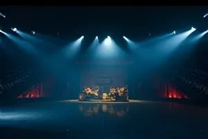 《长风渡海纪》剧照，雨夜码头上两人对峙
